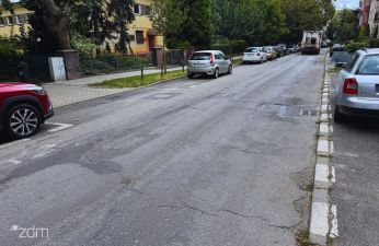 Nawierzchnia na ul. Dmowskiego wymaga remontu. fot. Bartosz Szczepaniak / ZDM