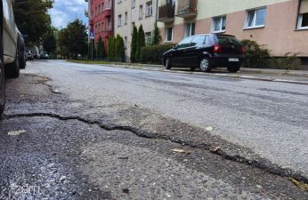 Nawierzchnia na ul. Dmowskiego wymaga remontu. fot. Bartosz Szczepaniak / ZDM