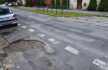 Nawierzchnia na ul. Dmowskiego wymaga remontu. fot. Bartosz Szczepaniak / ZDM