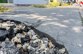 Fragment chodnika na ul. Wyzwolenia. fot. Bartosz Szczepaniak