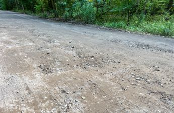 Nawierzchnia ulicy widziana z boku od lewej krawędzi w dziurami