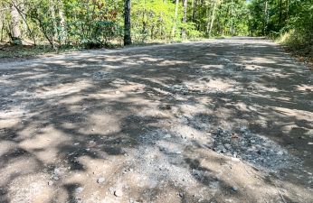 Ulica Leśna widziana z perspektywy prawej krawędzi z zaznaczonymi ubytkami