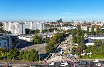 Plac budowy widziany z lotu ptaka - w tle centrum miasta. fot. PIM