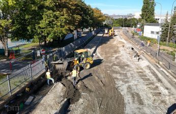 Pracownicy podczas wykonywania prac brukarskich. fot. PIM
