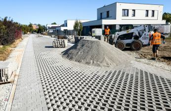 Trwa układanie nawierzchni ażurowej na ul. Jarowej. fot. Bartosz Jankowski / ZDM