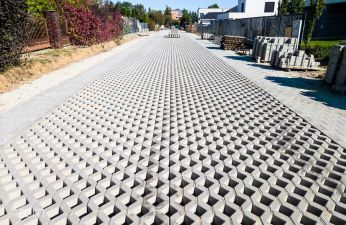 Trwa układanie nawierzchni ażurowej na ul. Jarowej. fot. Bartosz Jankowski / ZDM