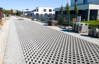 Trwa układanie nawierzchni ażurowej na ul. Jarowej. fot. Bartosz Jankowski / ZDM