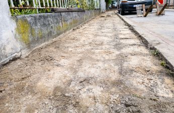 Trwa rozbiórka zniszczonej nawierzchni chodnika. fot. Bartosz Jankowski / ZDM