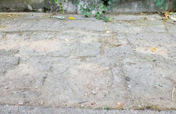 Zniszczona nawierzchnia chodnika. fot. Bartosz Jankowski / ZDM