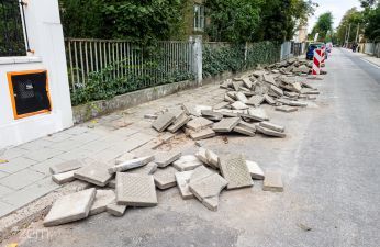 Trwa rozbiórka zniszczonej nawierzchni chodnika. fot. Bartosz Jankowski / ZDM