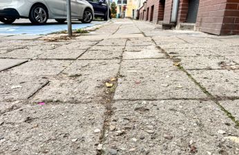Chodnik na ul. Traugutta wymaga remontu. fot. Bartosz Szczepaniak / ZDM