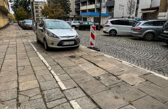 Chodnik na ul. Traugutta wymaga remontu. fot. Bartosz Szczepaniak / ZDM