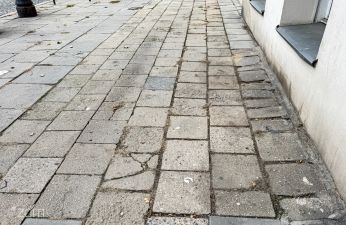 Chodnik na ul. Traugutta wymaga remontu. fot. Bartosz Szczepaniak / ZDM