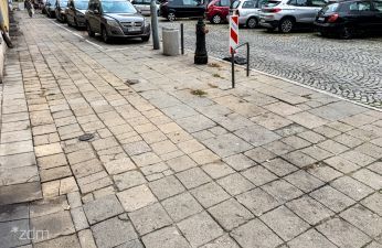 Chodnik na ul. Traugutta wymaga remontu. fot. Bartosz Szczepaniak / ZDM