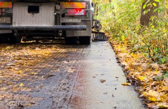 Widok na chodnik i drogę rowerową, która została oczyszczona z liści