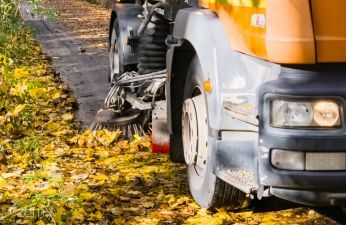 Auto zamiata ulice widok z  dołu