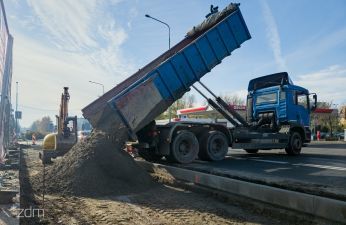 Ciężarówka wysypuje sypki ładunek na plac budowy