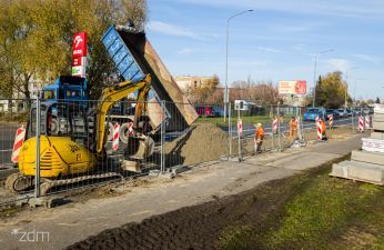 Widok na plac budowy z koparką z lewej strony