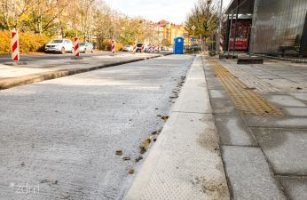 Widok na nawierzchnię betonową przystanku z perspektywy krawężnika