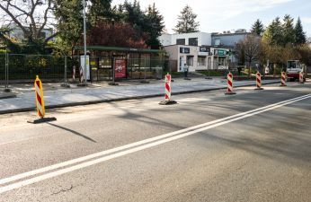 Wyremontowany przystanek widziany z perspektywy drogi