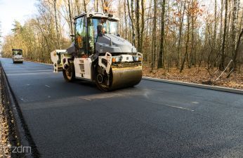 W ostatnich dniach wykonawca prowadził prace polegające na układaniu warstwy ścieralnej. fot. Bartosz Jankowski / ZDM