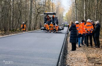 W ostatnich dniach wykonawca prowadził prace polegające na układaniu warstwy ścieralnej. fot. Bartosz Jankowski / ZDM