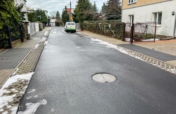 Ulica Notecka z nową nawierzchnią i chodnikiem. fot. Bartosz Szczepaniak / ZDM