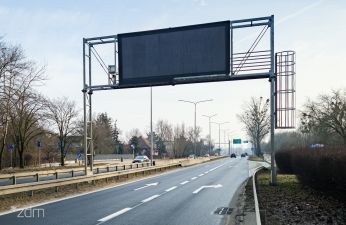 Znak zmiennej treści na ul. Dąbrowskiego. fot. Bartosz Jankowski / ZDM