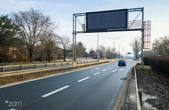 Znak zmiennej treści na ul. Dąbrowskiego. fot. Bartosz Jankowski / ZDM