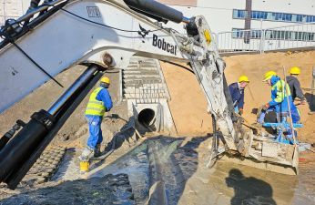 Pracownicy i koparka podczas pracy. fot. PIM