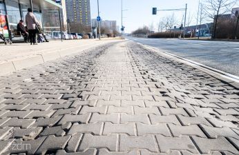 Zatoka autobusowa osiedle Zwycięstwa po północnej stronie Al. Solidarności. fot. Bartosz Jankowski / ZDM