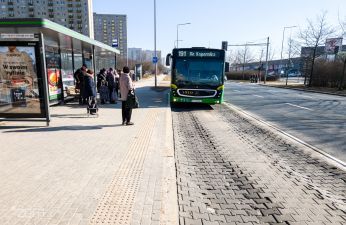 Przystanek autobusowy osiedle Zwycięstwa po północnej stronie Al. Solidarności. fot. Bartosz Jankowski / ZDM