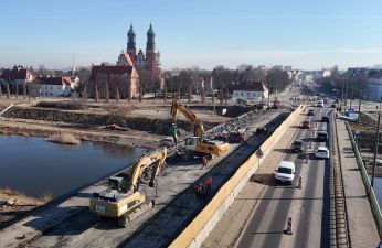 Maszyny budowlane podczas prac rozbiórkowych - w tle Ostrów Tumski. fot. PIM
