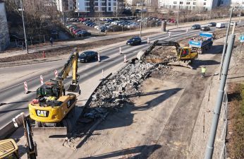 Maszyny budowlane podczas prac rozbiórkowych. fot. PIM