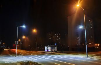 Doświetlone przejście dla pieszych przez ul. Kurlandzką przy przystanku autobusowym KURL01. fot. Agata Kaniewska / ZDM