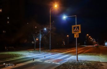 Doświetlone przejście dla pieszych przez ul. Kurlandzką między blokami os. Rusa 12 i 13. fot. Agata Kaniewska / ZDM