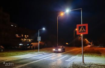 Doświetlone przejście dla pieszych przez ul. Kurlandzką na wysokości bloku przy ul. Bliźniąt 14a. fot. Agata Kaniewska / ZDM