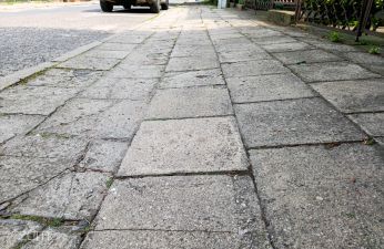 Wyremontujemy chodnik na ulicy Rodziewiczówny. fot. Bartosz Jankowski / ZDM