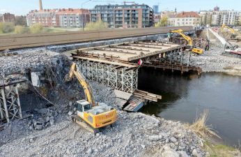 Trwają prace rozbiórkowe północnej nitki Mostu Chrobrego. fot. PIM