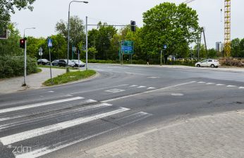 widok na skrzyżowanie, po lewej przejście dla pieszych przez ul. Trójpole, po prawej widać ulicę Piątkowską.