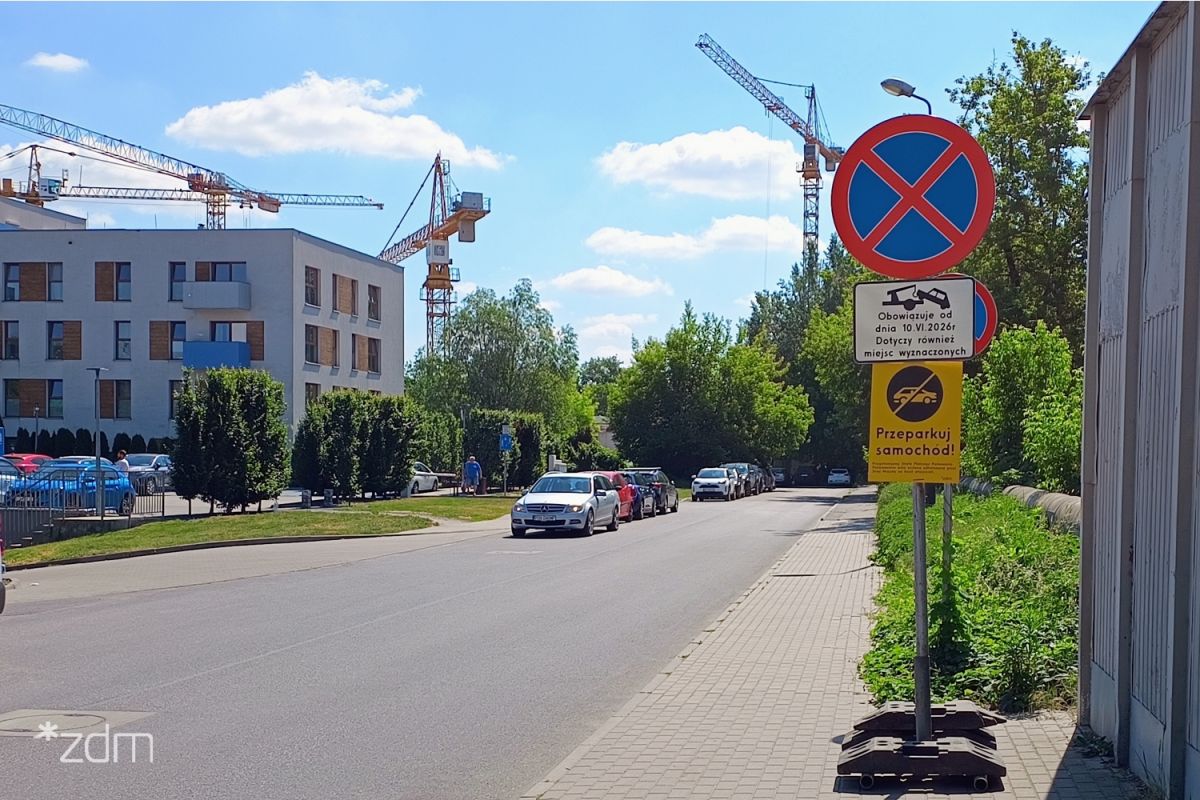 Pusta ulica, po prawej stronie znak zakazu zatrzymywania się.