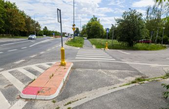 Przejście dla pieszych przez wjazd na parking przed przychodnią zostanie przebudowane. fot. Bartosz Jankowski / ZDM