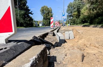 Naprawiamy chodnik na ul. Wiatracznej. fot. Bartosz Szczepaniak / ZDM