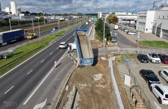 Prace przy budowie drogi dla rowerów na ul. Warszawskiej. fot. PIM