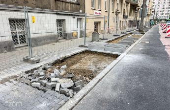 Zieleń zajmie część szerokiego chodnika na ul. Zeylanda. fot. Bartosz Szczepaniak / ZDM