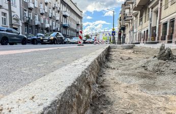 Zieleń zajmie część szerokiego chodnika na ul. Zeylanda. fot. Bartosz Szczepaniak / ZDM