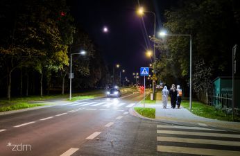 Nowe przejście dla pieszych przez ul. Stróżyńskiego zostało doświetlone. fot. Bartosz Jankowski / ZDM