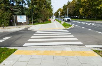 Przebudowane przejście dla pieszych przy wjeździe na parking przed przychodnią. fot. Bartosz Jankowski / ZDM