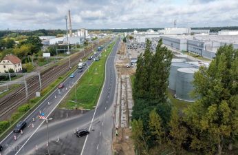 Trwa budowa nowej drogi rowerowej wzdłuż północnej jezdni ul. Warszawskiej. fot. PIM