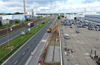 Trwa budowa nowej drogi rowerowej wzdłuż północnej jezdni ul. Warszawskiej. fot. PIM